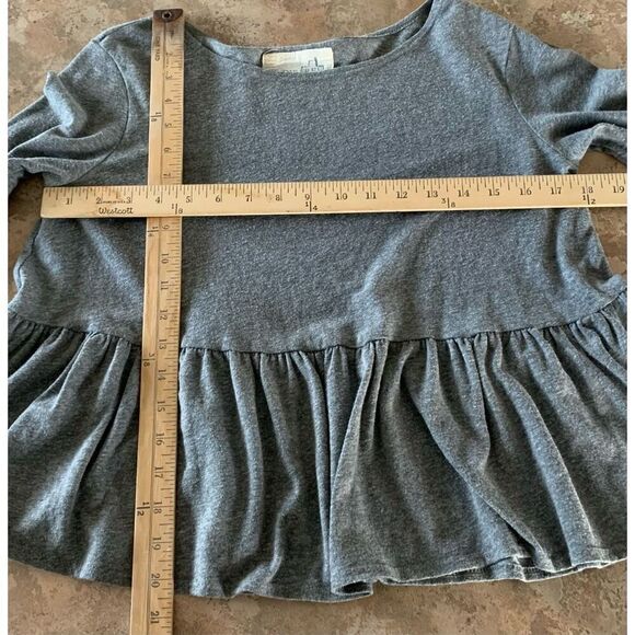 12- Free People Boxy Ruffle Hem Heather Gray BOHO Tunic Shirt Top sz XS - Picture 3 of 5